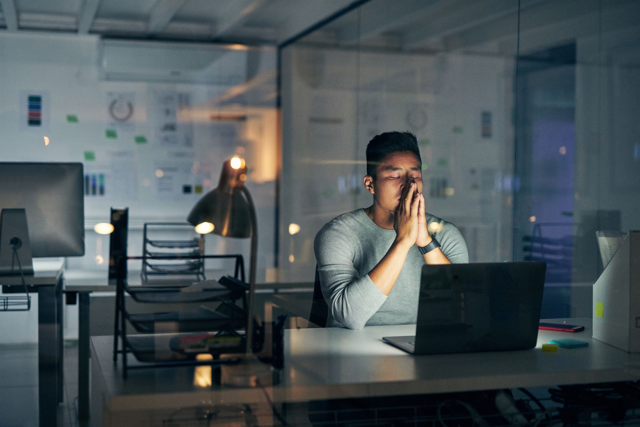 Homme-stressé-travaillant-sur-un-ordinateur-portable